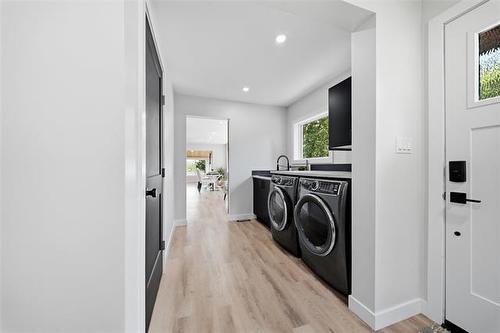 14 Pihulak Dr, Lac Du Bonnet, MB - Indoor Photo Showing Laundry Room