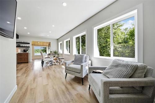 14 Pihulak Dr, Lac Du Bonnet, MB - Indoor Photo Showing Living Room