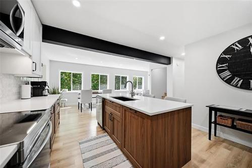14 Pihulak Dr, Lac Du Bonnet, MB - Indoor Photo Showing Kitchen