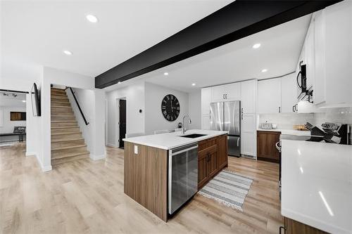 14 Pihulak Dr, Lac Du Bonnet, MB - Indoor Photo Showing Kitchen