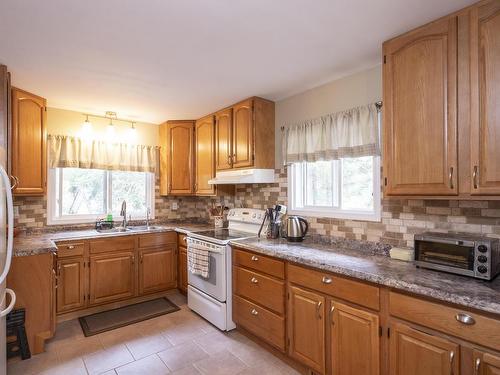 391 Fraser Road, Thunder Bay, ON - Indoor Photo Showing Kitchen With Double Sink