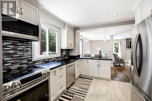 4141 Trellis Crescent, Mississauga, ON - Indoor Photo Showing Kitchen With Upgraded Kitchen