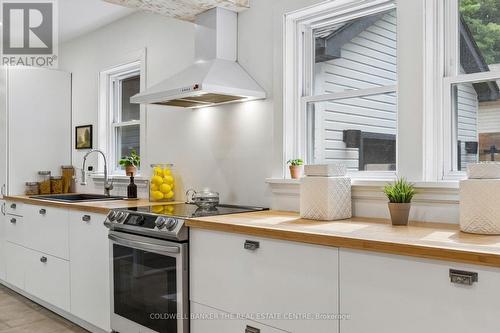 37 Fifth Avenue, Cambridge, ON - Indoor Photo Showing Kitchen
