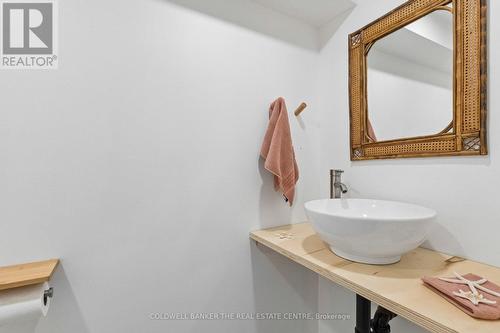 37 Fifth Avenue, Cambridge, ON - Indoor Photo Showing Bathroom