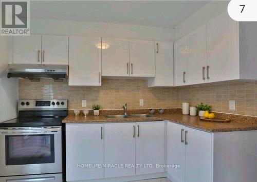38 - 32 Mowat Boulevard, Kitchener, ON - Indoor Photo Showing Kitchen With Double Sink With Upgraded Kitchen