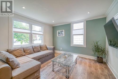 379 Madison Avenue, Ottawa, ON - Indoor Photo Showing Living Room