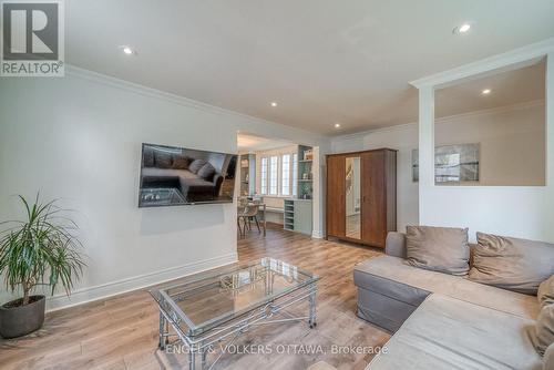 379 Madison Avenue, Ottawa, ON - Indoor Photo Showing Living Room