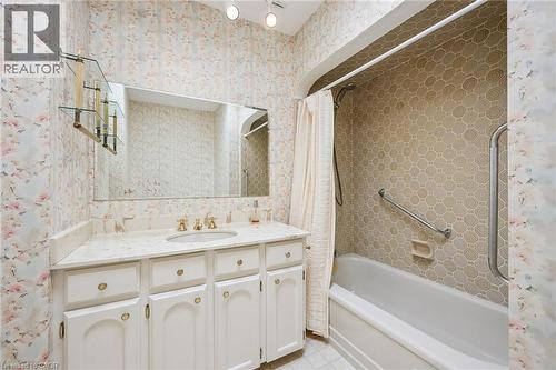 138 Appleby Place, Burlington, ON - Indoor Photo Showing Bathroom