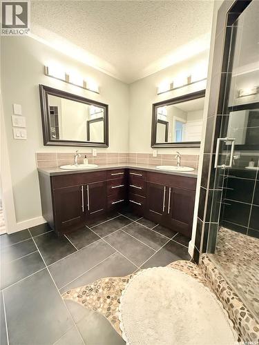 505 Brown Crescent, Weyburn, SK - Indoor Photo Showing Bathroom