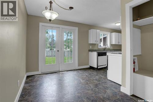34 Armstrong Bay, Regina, SK - Indoor Photo Showing Kitchen