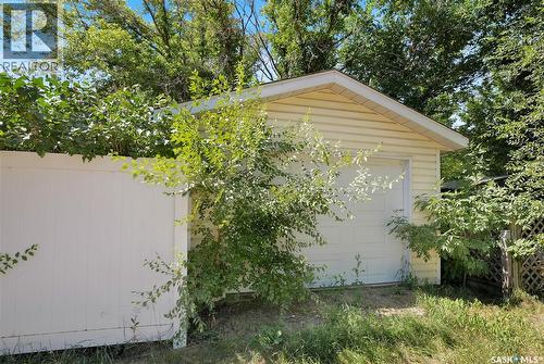 1119 Elgin Avenue, Moose Jaw, SK - Outdoor