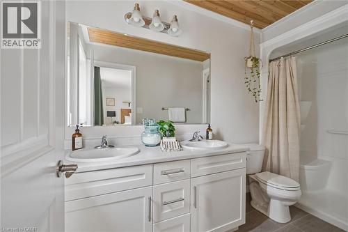898A Gzowski Street, Fergus, ON - Indoor Photo Showing Bathroom