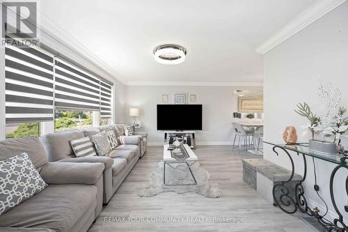 62 Secroft Crescent, Toronto, ON - Indoor Photo Showing Living Room