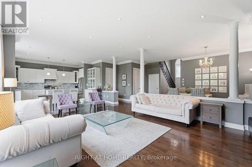 38 Weaver Drive, Hamilton, ON - Indoor Photo Showing Living Room