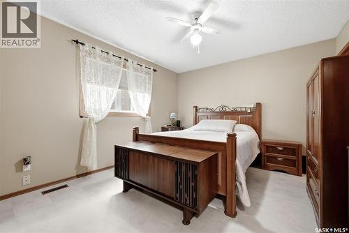 5831 Keffner Bay, Regina, SK - Indoor Photo Showing Bedroom