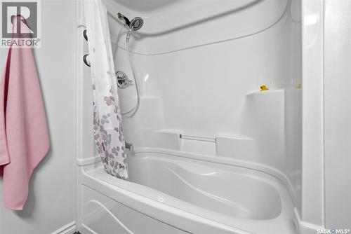 5831 Keffner Bay, Regina, SK - Indoor Photo Showing Bathroom