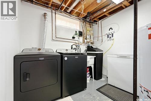5831 Keffner Bay, Regina, SK - Indoor Photo Showing Laundry Room