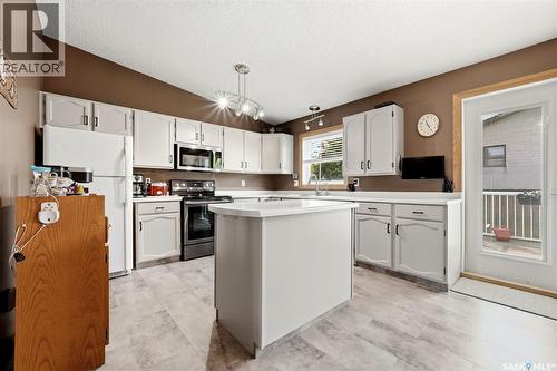 5831 Keffner Bay, Regina, SK - Indoor Photo Showing Kitchen