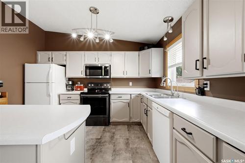 5831 Keffner Bay, Regina, SK - Indoor Photo Showing Kitchen With Double Sink