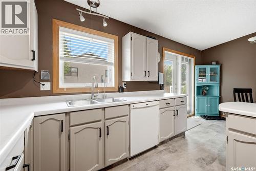 5831 Keffner Bay, Regina, SK - Indoor Photo Showing Kitchen With Double Sink