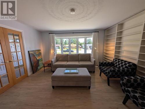 112 Superior Ave, Wawa, ON - Indoor Photo Showing Living Room