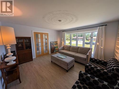 112 Superior Ave, Wawa, ON - Indoor Photo Showing Living Room