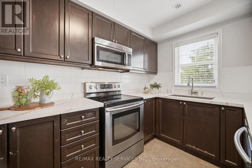 6 Viewforth Road, Brampton, ON - Indoor Photo Showing Kitchen With Upgraded Kitchen
