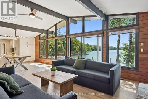 842 Emsdale Lake Road, Kearney, ON - Indoor Photo Showing Living Room