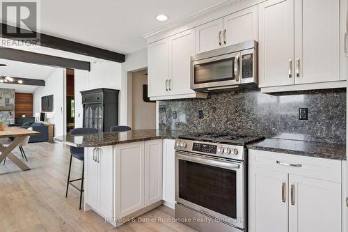 842 Emsdale Lake Road, Kearney, ON - Indoor Photo Showing Kitchen With Upgraded Kitchen