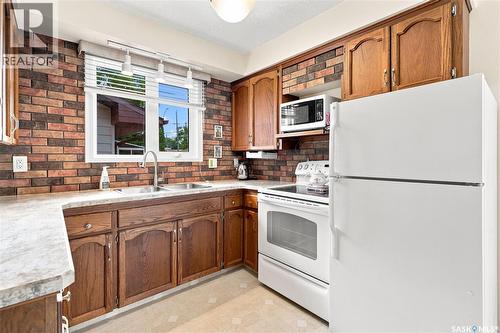 220 Frontenac Drive, Regina, SK - Indoor Photo Showing Kitchen