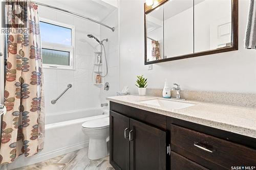 220 Frontenac Drive, Regina, SK - Indoor Photo Showing Bathroom