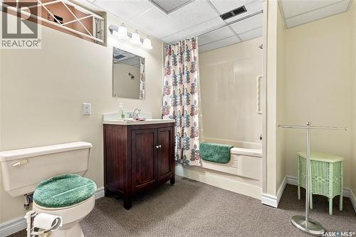 220 Frontenac Drive, Regina, SK - Indoor Photo Showing Bathroom
