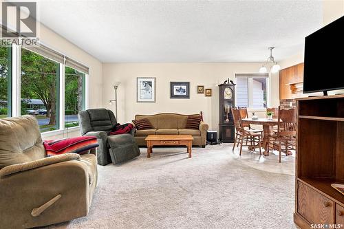 220 Frontenac Drive, Regina, SK - Indoor Photo Showing Living Room