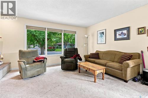 220 Frontenac Drive, Regina, SK - Indoor Photo Showing Living Room