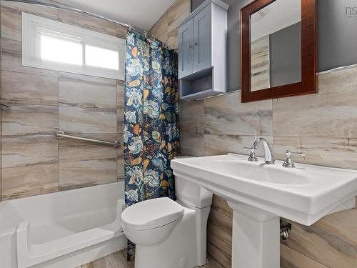 20 Kirk Road, Halifax, NS - Indoor Photo Showing Bathroom