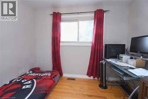 57 East 31St Street, Hamilton, ON - Indoor Photo Showing Bedroom