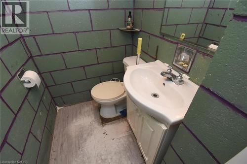 57 East 31St Street, Hamilton, ON - Indoor Photo Showing Bathroom