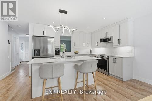 29 Augusta Crescent, St. Thomas, ON - Indoor Photo Showing Kitchen With Upgraded Kitchen