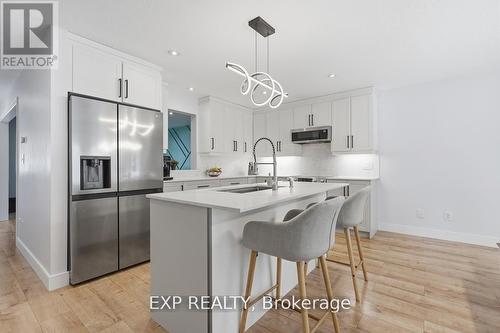 29 Augusta Crescent, St. Thomas, ON - Indoor Photo Showing Kitchen With Upgraded Kitchen