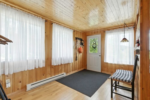 Hall d'entrée/Vestibule - 62 Ch. Lakeview, Saint-Adolphe-D'Howard, QC - Indoor Photo Showing Other Room