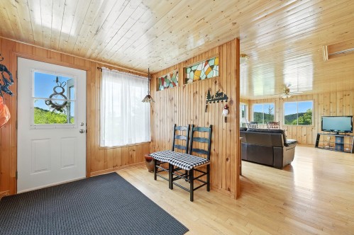 Hall d'entrée/Vestibule - 62 Ch. Lakeview, Saint-Adolphe-D'Howard, QC - Indoor Photo Showing Other Room