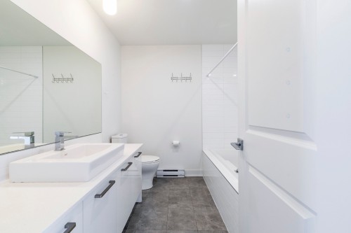 Bathroom - 49 Av. Des Frênes, Pointe-Claire, QC - Indoor Photo Showing Bathroom
