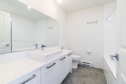 Bathroom - 49 Av. Des Frênes, Pointe-Claire, QC - Indoor Photo Showing Bathroom