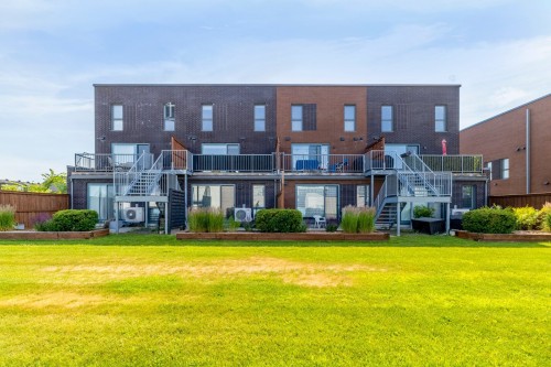 Courtyard - 49 Av. Des Frênes, Pointe-Claire, QC - Outdoor
