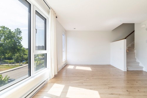 Living Room - 49 Av. Des Frênes, Pointe-Claire, QC - Indoor Photo Showing Other Room