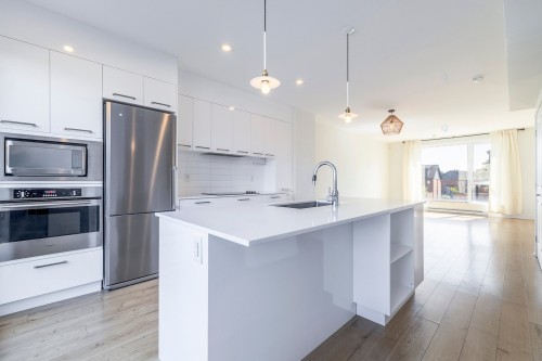 Kitchen - 49 Av. Des Frênes, Pointe-Claire, QC - Indoor Photo Showing Kitchen With Upgraded Kitchen