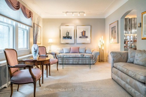 107 Bond Street S, Hamilton, ON - Indoor Photo Showing Living Room