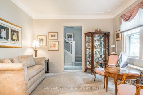 107 Bond Street S, Hamilton, ON - Indoor Photo Showing Living Room