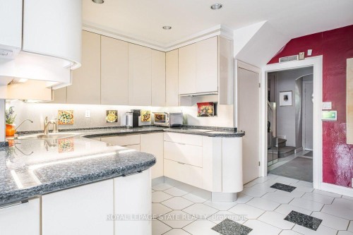 107 Bond Street S, Hamilton, ON - Indoor Photo Showing Kitchen