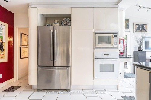 107 Bond Street S, Hamilton, ON - Indoor Photo Showing Kitchen